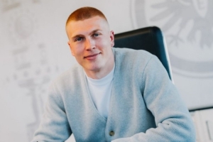 华体会平台入口-官方：法鹰买断利兹联后卫克里斯滕森，据悉买断费用达900万欧