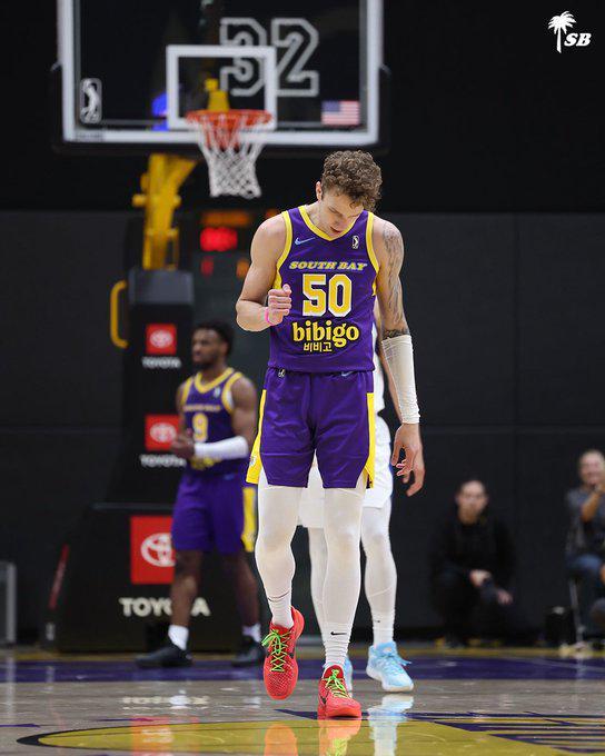 HTH官网-湖人官方宣布和中锋凯勒·凯利签下一份训练营合同