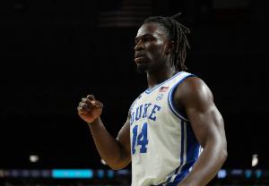 也是顶薪詹姆斯！黄蜂用4年997万签下赛恩-詹姆斯！